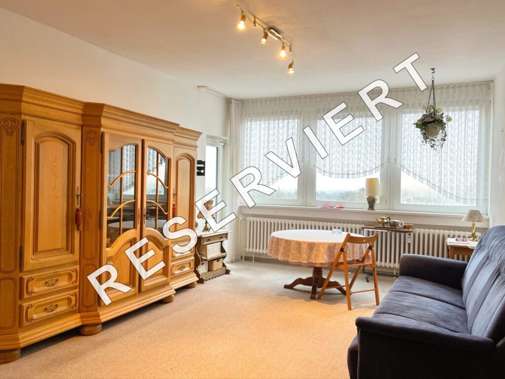 Wohn- und Esszimmer mit angrenzendem Balkon