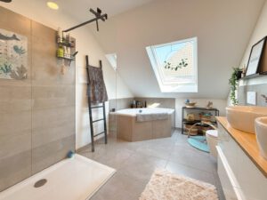 Modernes Tageslichtbad mit Dusche und Badewanne - stilvoll und geräumig