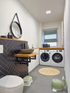 Kombinierter Gäste-WC und Hauswirtschaftsbereich - funktional durchdacht