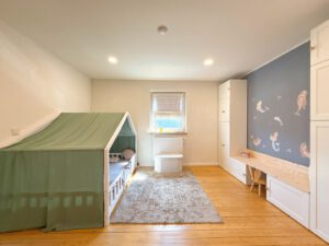 Helles und großzügiges Kinderzimmer mit viel Platz zum Spielen und Entfalten