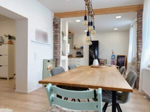 Charaktervoller Raum mit offener Gestaltung - verbindet Kochen, Essen und Wohnen