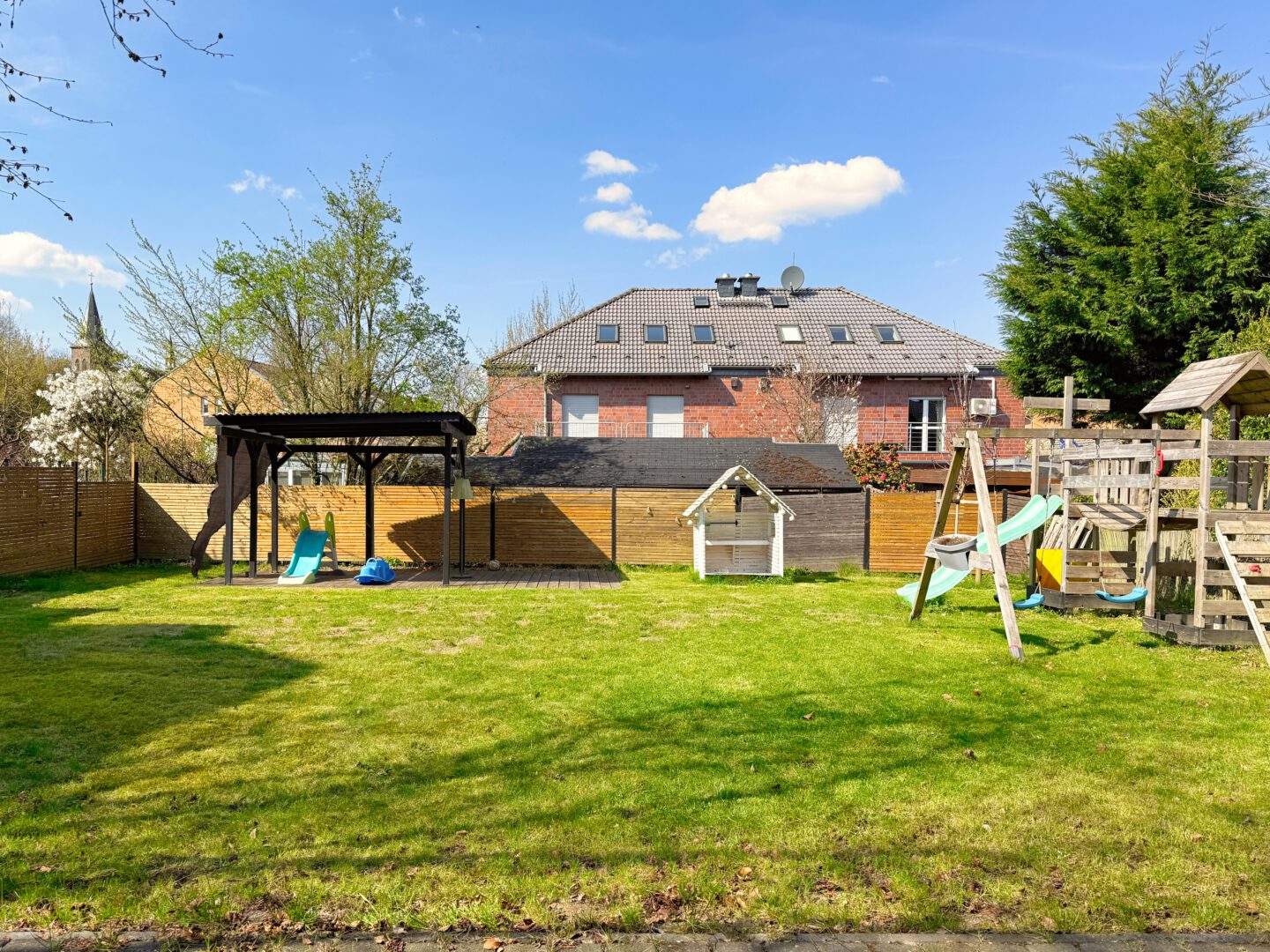 Großzügiger Garten mit viel Platz zum Spielen, Entspannen und Gestalten