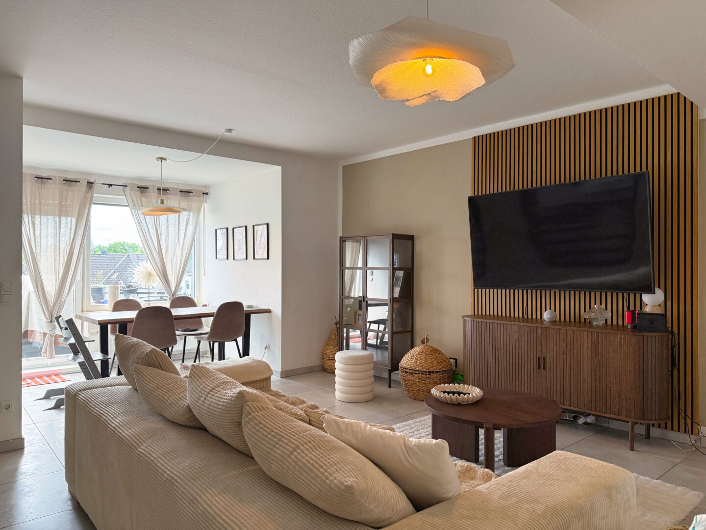 Modernes Wohnzimmer mit stilvollem TV-Bereich