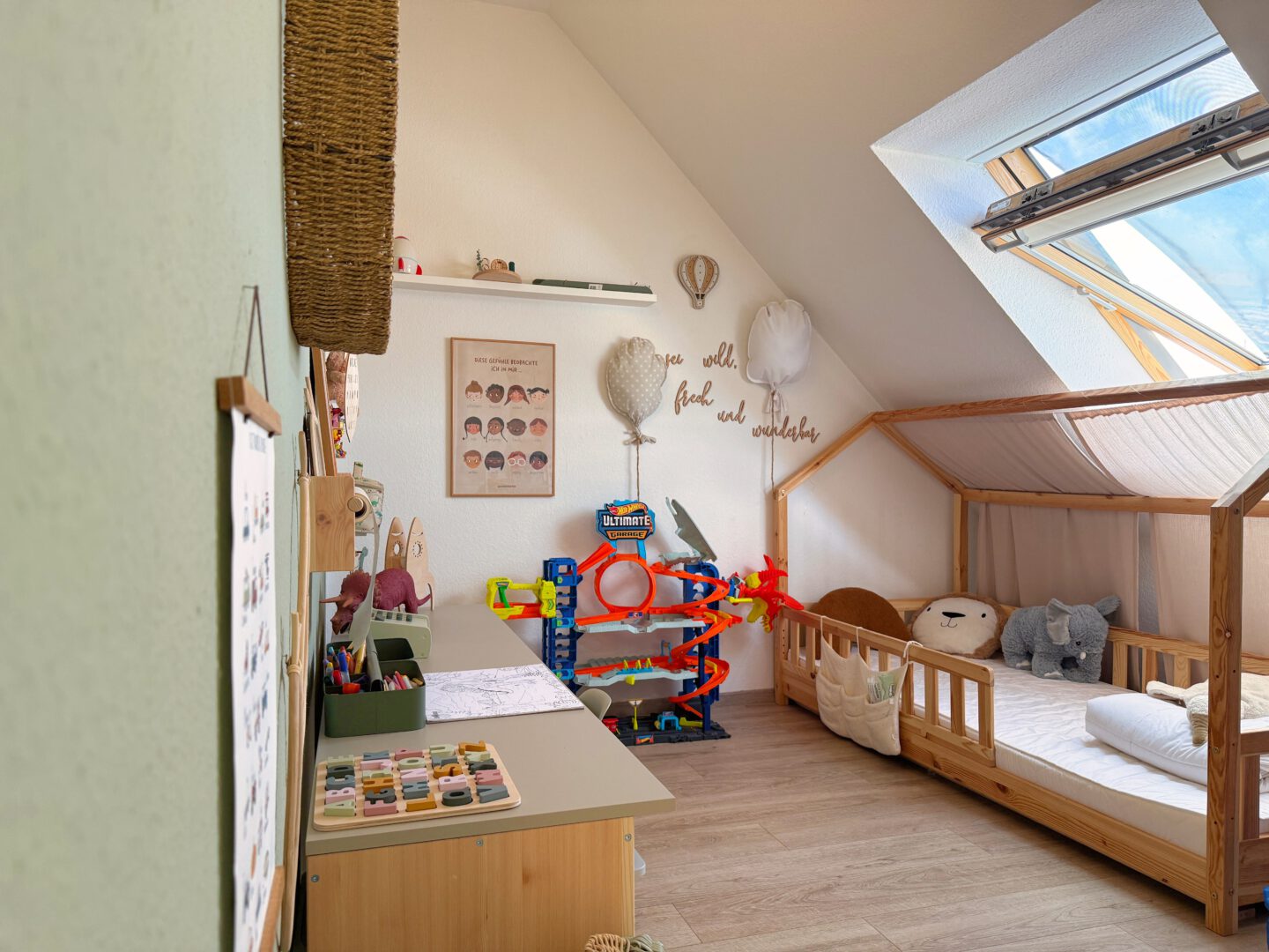 Liebevoll gestaltetes Kinderzimmer unterm Dach