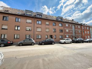 Ruhige Wohnstraße mit gepflegten Mehrfamilienhäusern