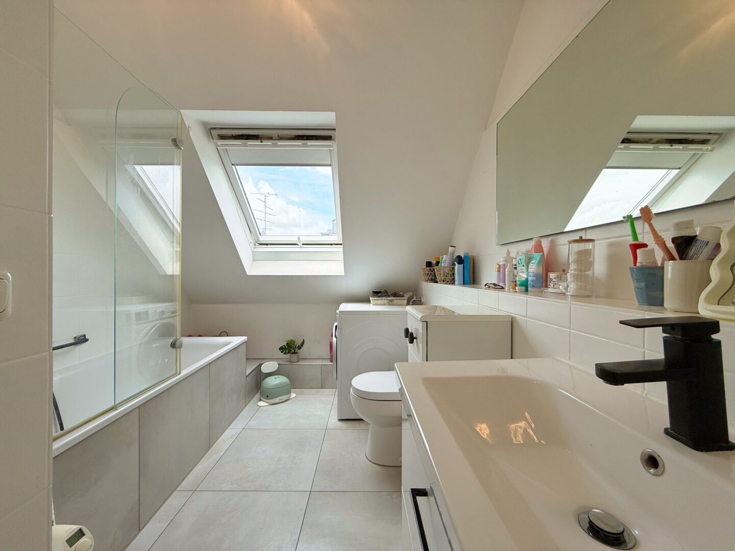 Helles Bad mit Dachfenster und Wanne