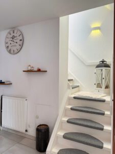 Gepflegter Treppenaufgang zur oberen Etage