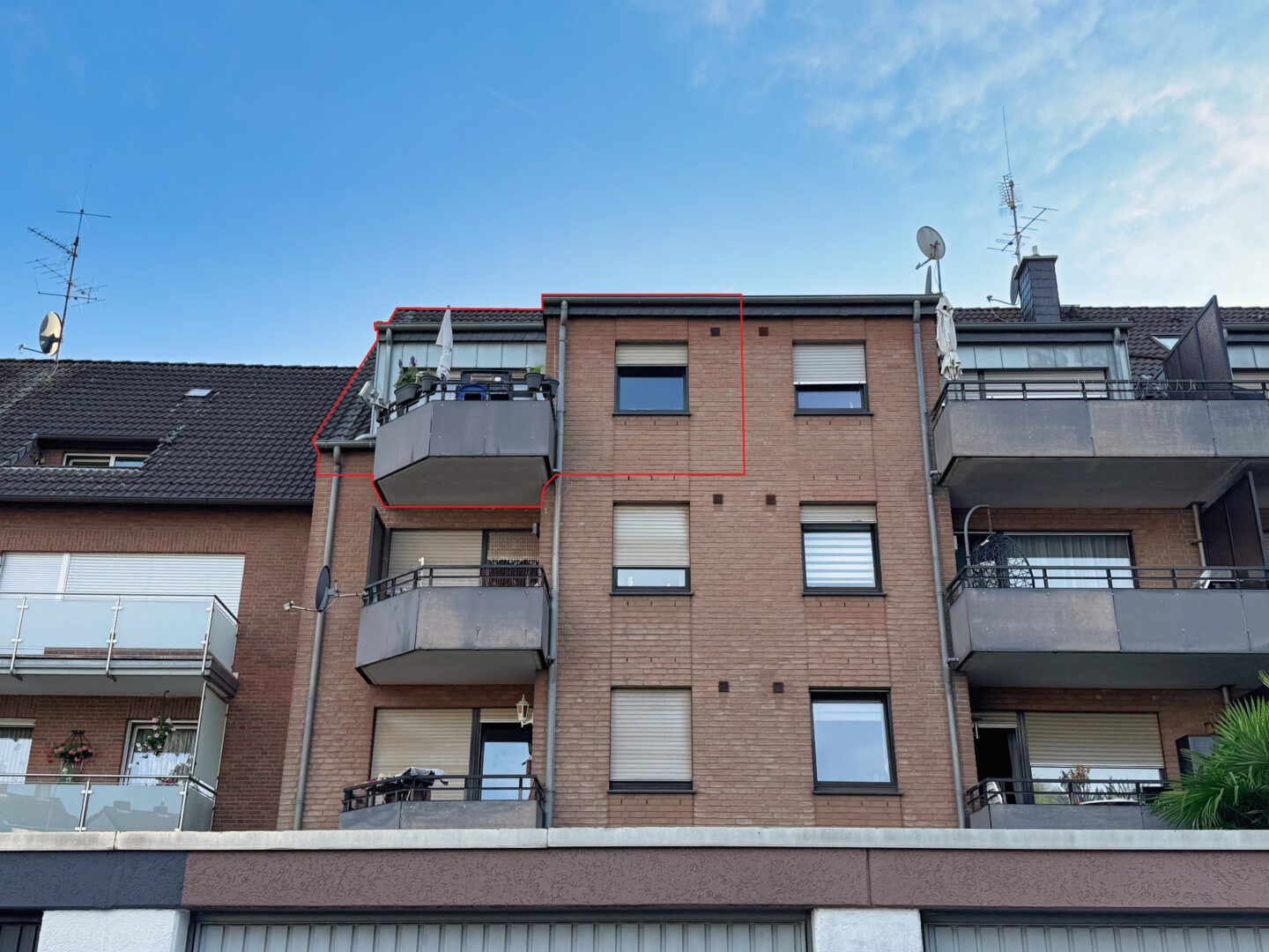 Rückansicht des gepflegten Mehrparteienhauses