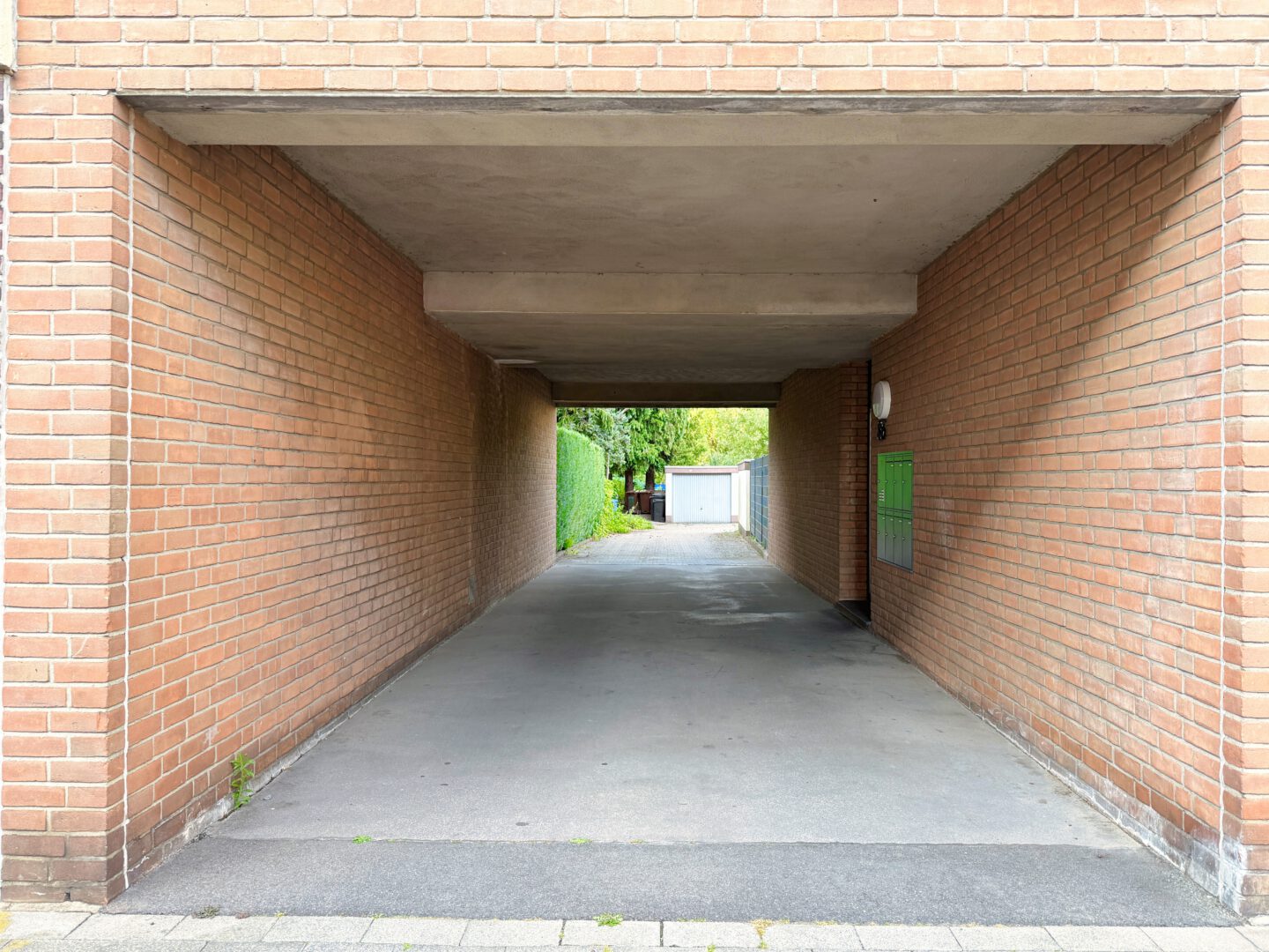 Durchfahrt zum Hinterhof und Garagen