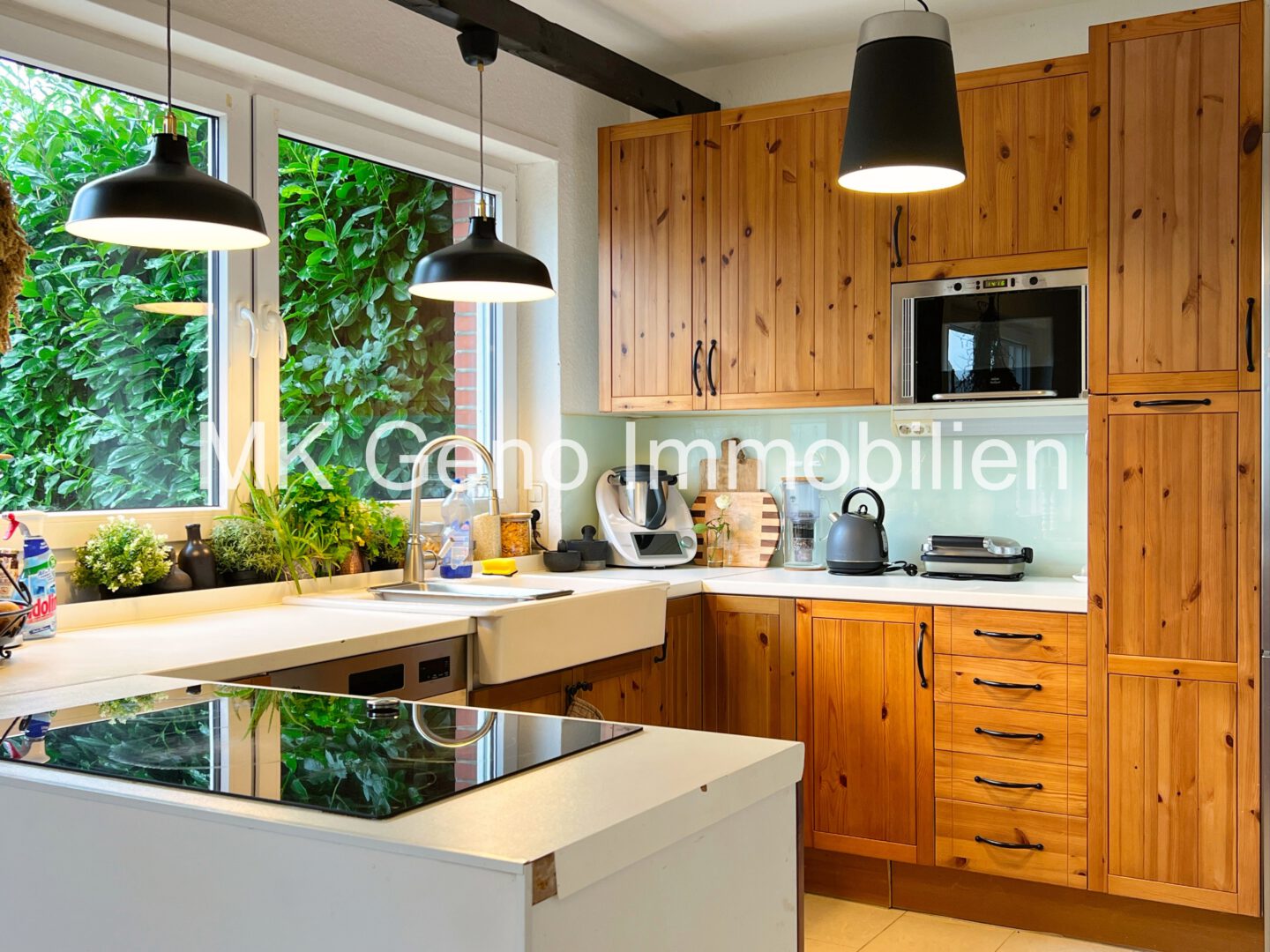 Küche mit schönem Blick in den Garten