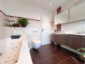 Badezimmer mit Zugang zum Balkon