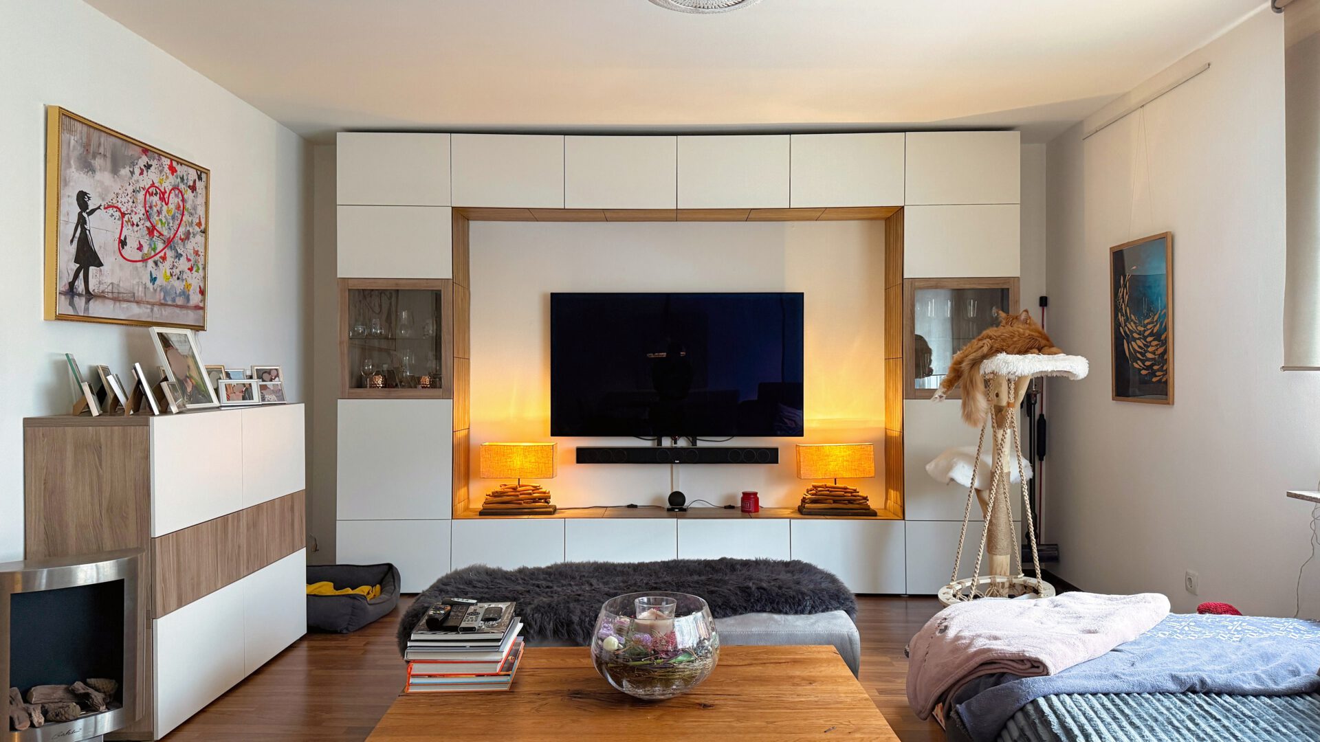 Wohnzimmer mit stimmungsvoller Beleuchtung und gemütlicher Atmosphäre