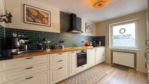 Landhausstil trifft Moderne – stilvoll eingerichtete Küche mit Vollausstattung und viel Arbeitsfläche