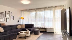 Lichtdurchfluteter Wohnbereich mit Zugang zum sonnigen Balkon