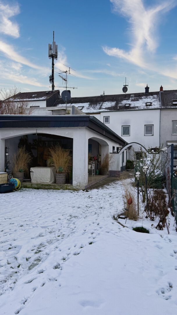 Teilüberdachte Gartenlounge mit vielseitiger Nutzungsmöglichkeit – perfekt für gesellige Abende