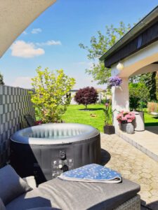 Blick in den großzügigen Garten im Sommer