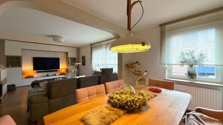 Offener Wohn- und Essbereich mit großer Fensterfront und hochwertiger Holzausstattung