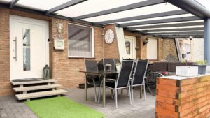 Überdachter Eingangsbereich der Immobilie