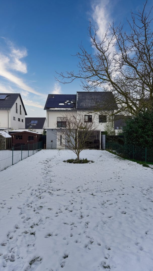 Blick in den großzügigen Gartenbereich – ideal für Familien, Haustiere oder Hobbygärtner