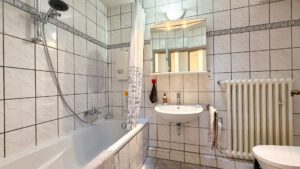 Gepflegtes Badezimmer mit Badewanne
