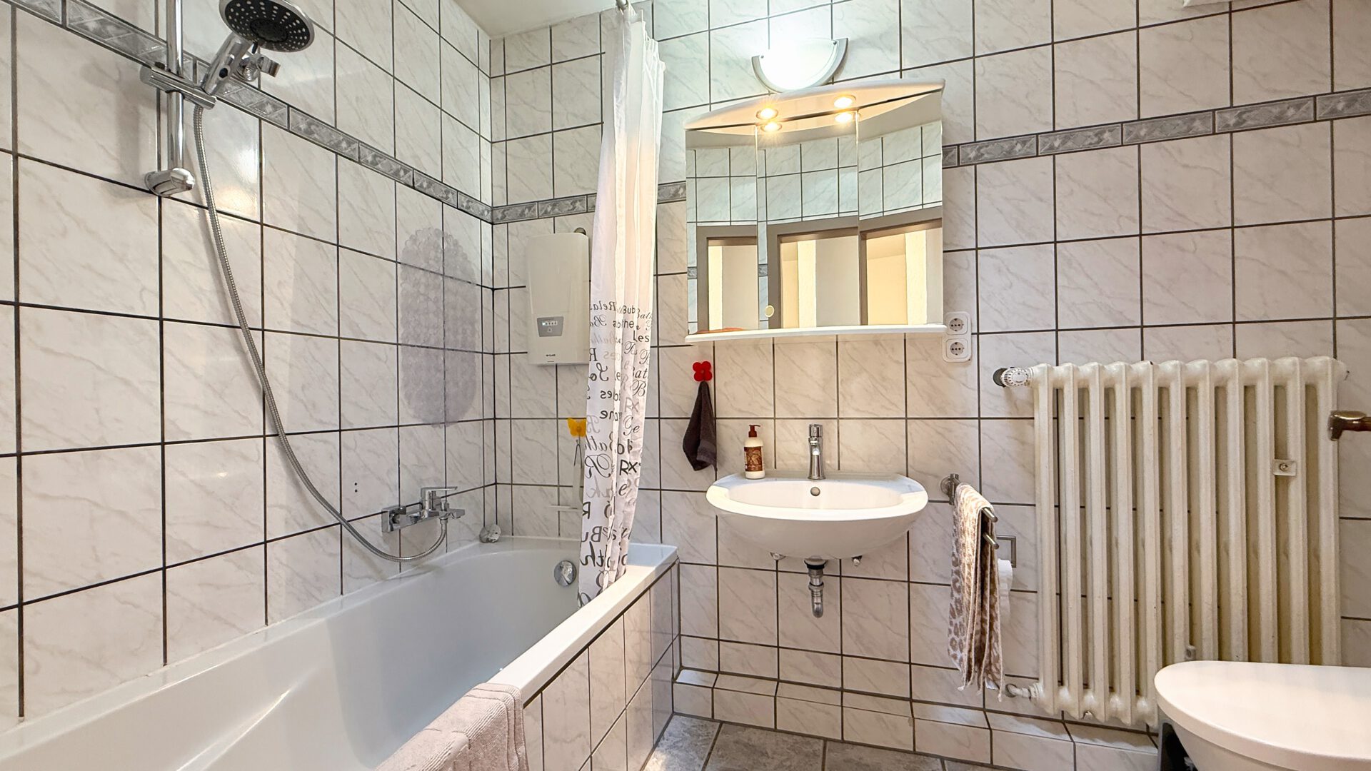 Gepflegtes Badezimmer mit Badewanne