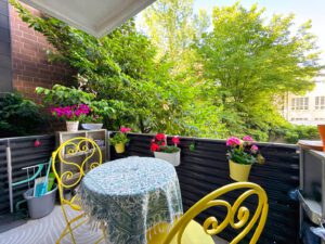 Schöner Balkon mit Blick ins Grüne