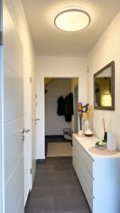 Freundlicher Eingangsbereich mit praktischen Stellflächen