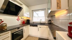 Funktional geschnittene Küche mit kurzen Wegen