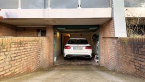 Eigene Tiefgarage für komfortables Parken mit direktem Zugang zum Haus
