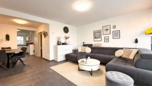 Weitläufiger Wohnbereich mit einladender Atmosphäre