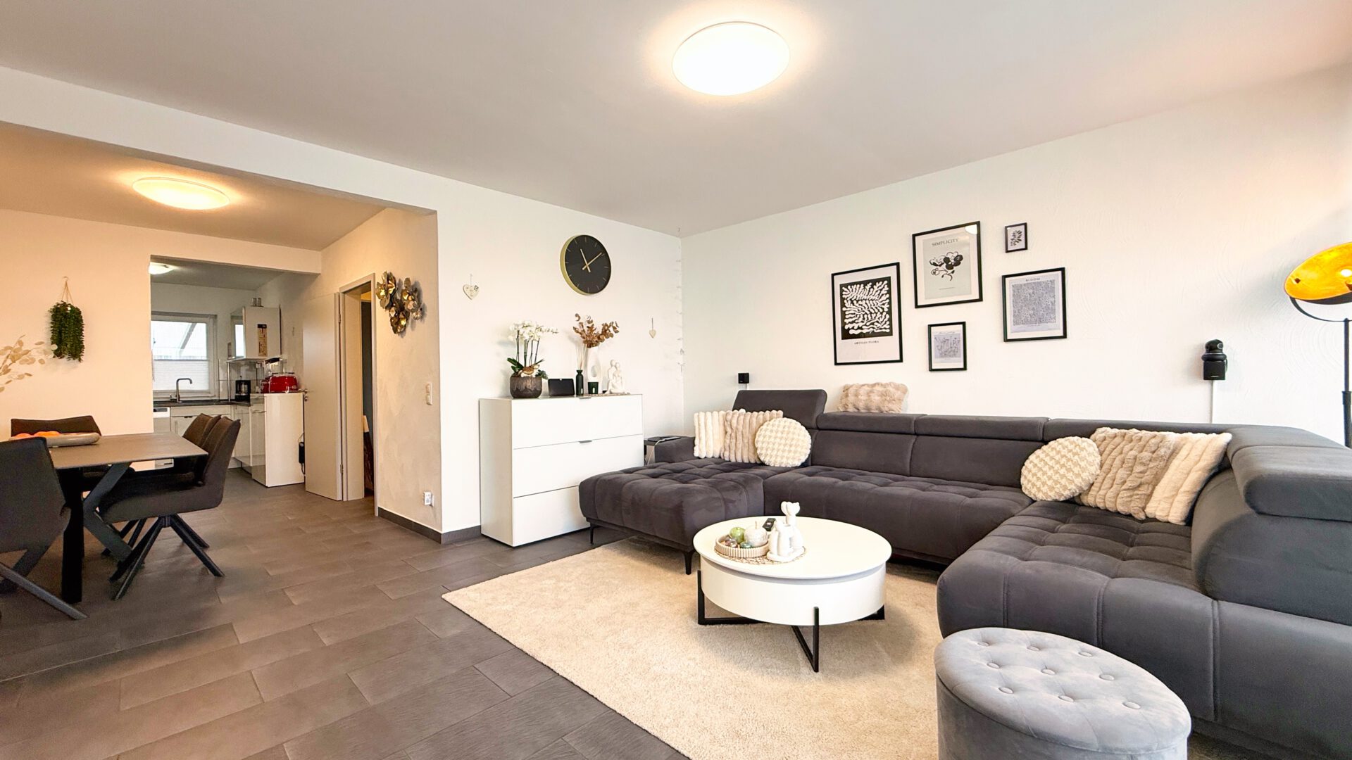 Weitläufiger Wohnbereich mit einladender Atmosphäre