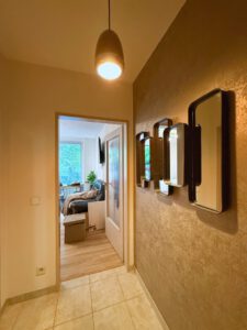 Stilvoller Eingangsbereich mit Zugnag zum Badezimmer & Wohnbereich