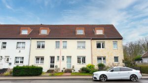 Attraktive Reihenhausfassade in gepflegter Nachbarschaft