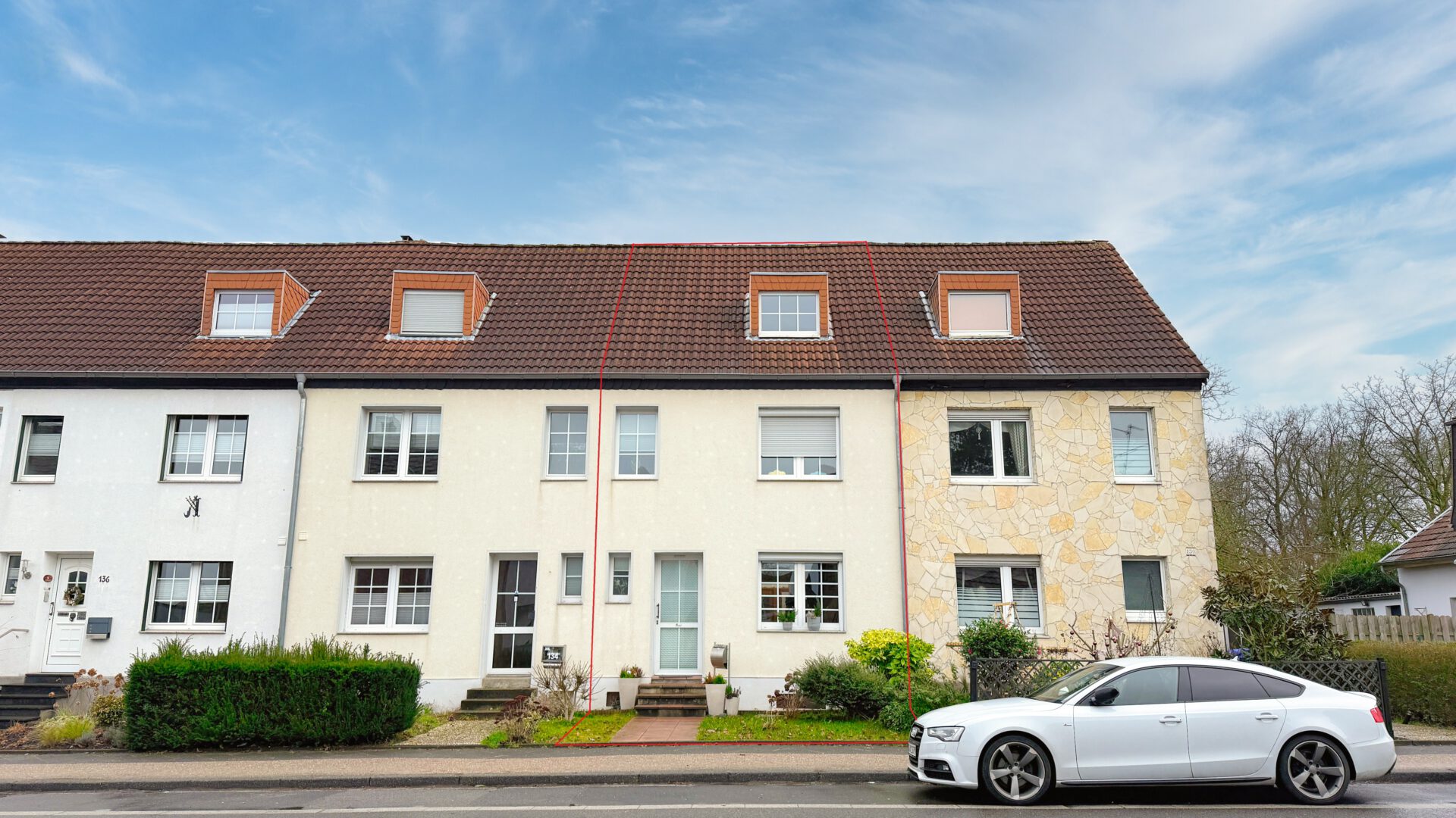 Attraktive Reihenhausfassade in gepflegter Nachbarschaft