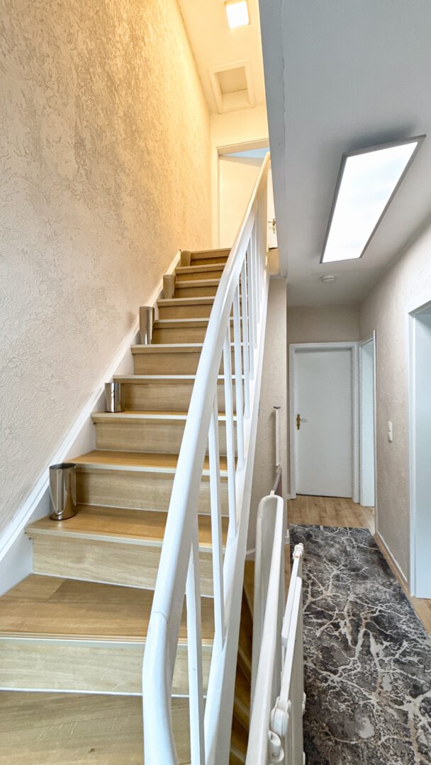 Flurbereich im 1. OG mit Treppenaufgang zum Dachgeschoss