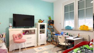 Freundliches Kinderzimmer mit viel Tageslicht