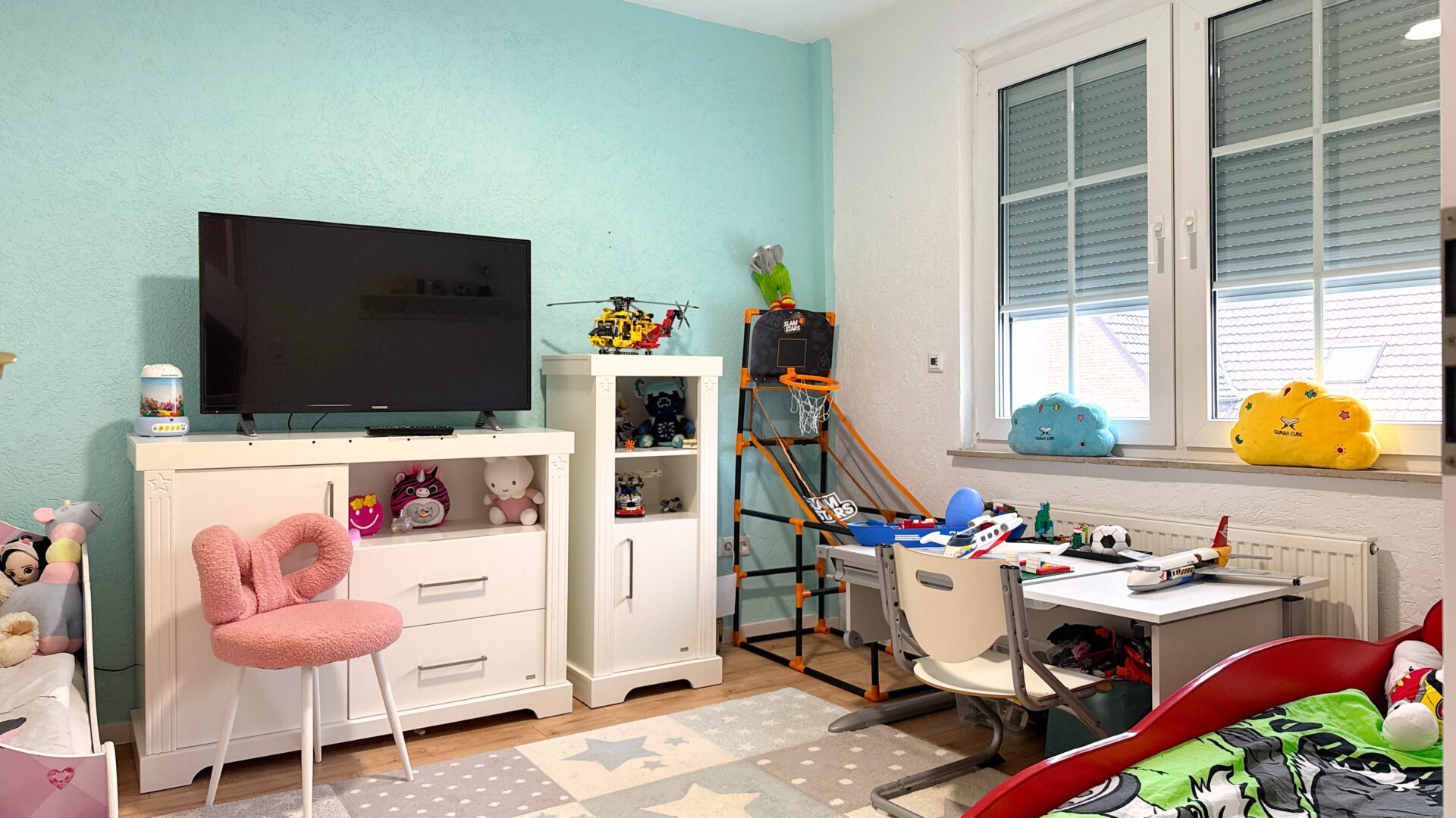 Freundliches Kinderzimmer mit viel Tageslicht