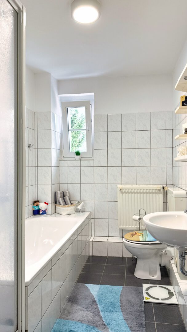 Tageslichtbad mit Badewanne und klarer Linienführung