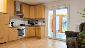 Funktionale Einbauküche mit direktem Zugang zum Wintergarten