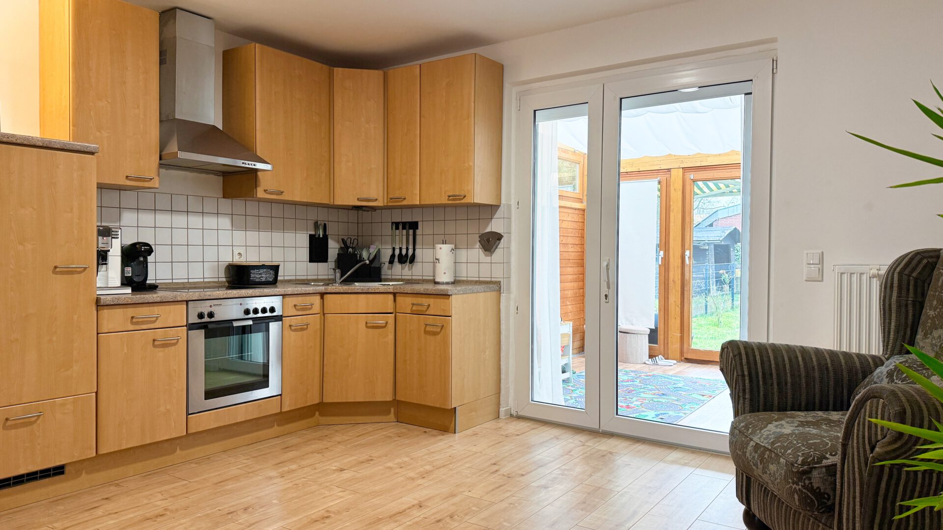 Funktionale Einbauküche mit direktem Zugang zum Wintergarten