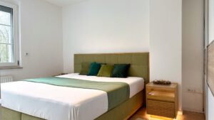 Ruhiges Schlafzimmer mit harmonischer Atmosphäre