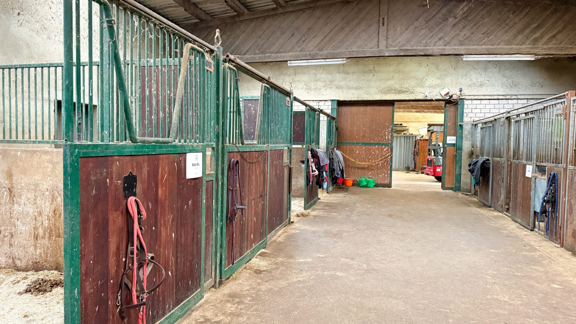 Stallgasse mit Pferdeboxen