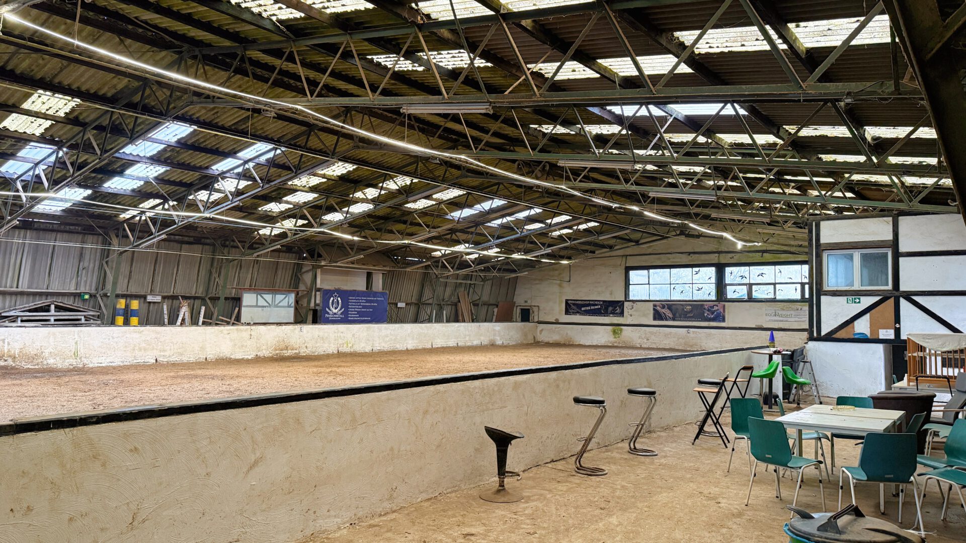 Reithalle mit Zuschauer- bzw. Aufenthaltsbereich