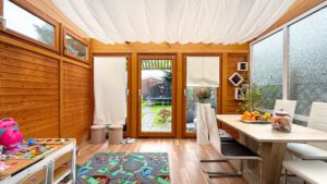 Essbereich im Wintergarten mit Blick ins Grüne