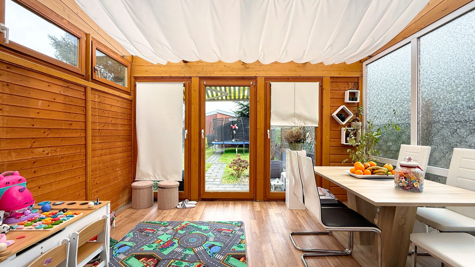 Essbereich im Wintergarten mit Blick ins Grüne