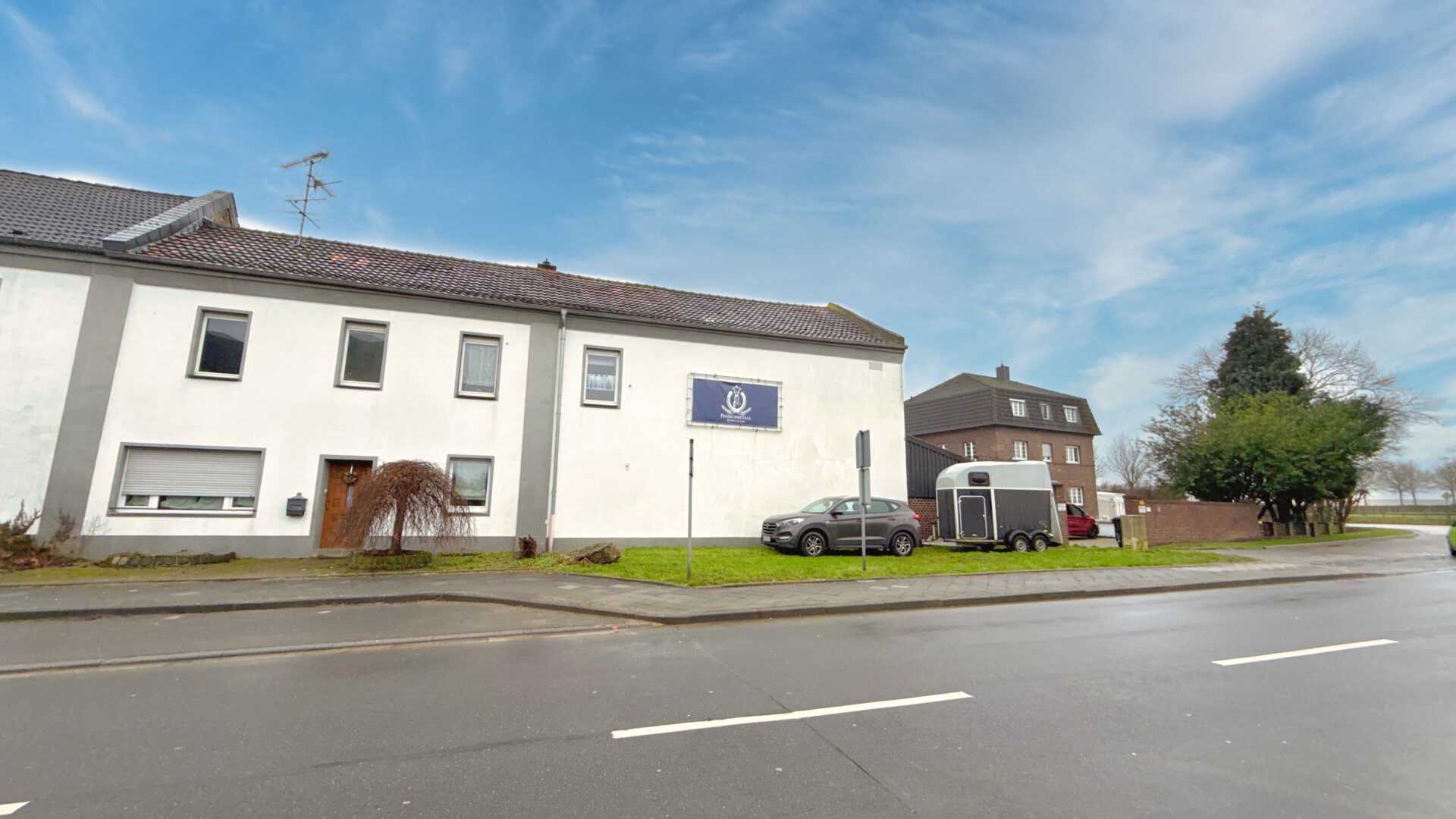 Straßenansicht des Wohnhauses