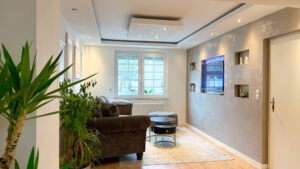 Gemütlicher Wohnbereich mit moderner Lichtgestaltung