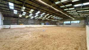 Großzügige Reithalle mit Sandboden