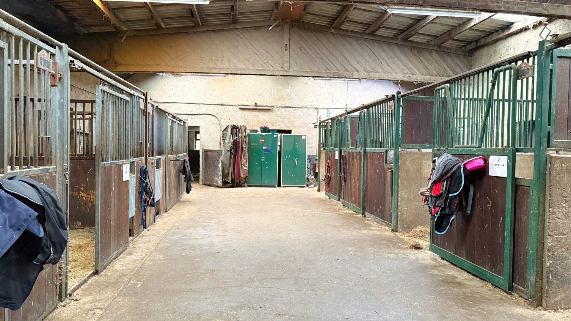 Stallgasse mit Pferdeboxen