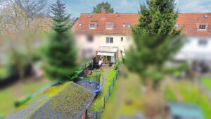 Gartenansicht mit Terrasse und familienfreundlichem Außenbereich